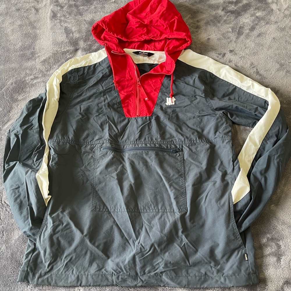 Undefeated
Wind breaker Pull Over 
Men’s M